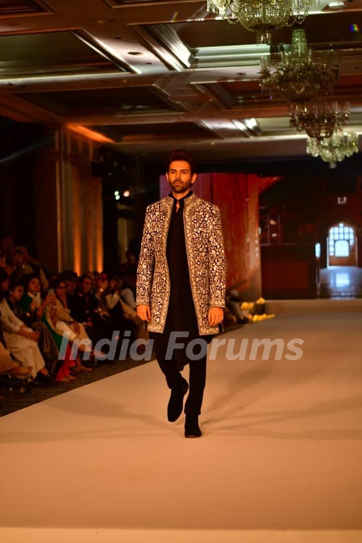 Kartik Aaryan snapped at Manish Malhotra's fashion show