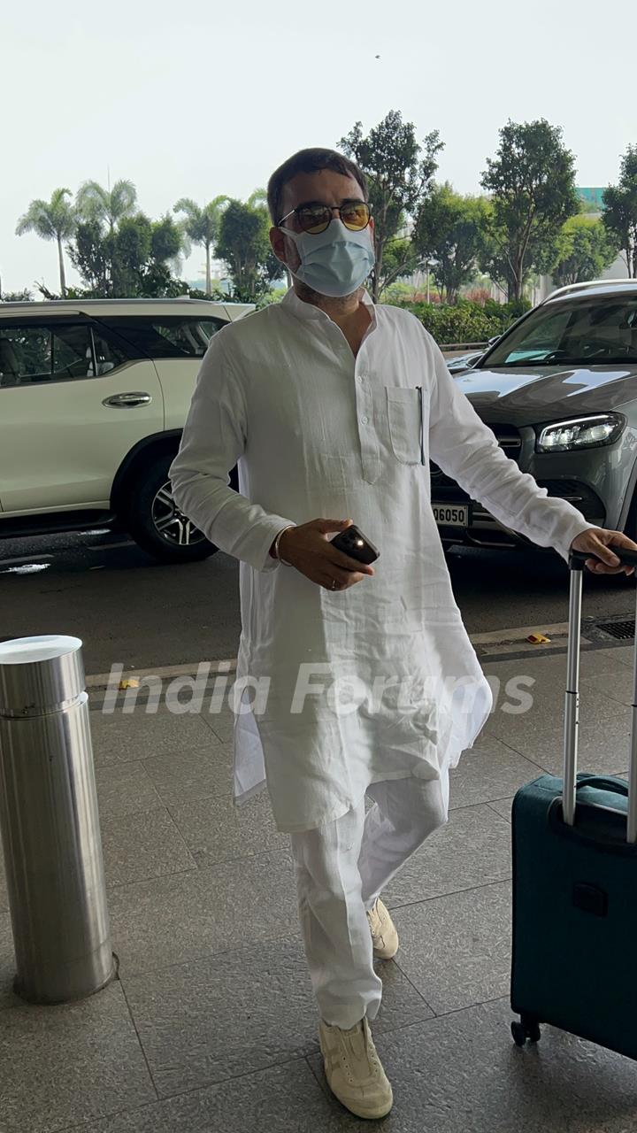 Pankaj Tripathi snapped at the airport