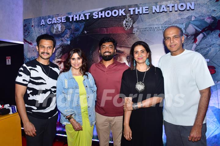 Ashutosh Gowariker, Sonali Kulkarni and Sai Tamhankar grace the premiere of Manvat Murders