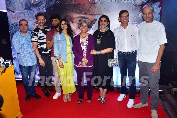 Ashutosh Gowariker, Sonali Kulkarni and Sai Tamhankar grace the premiere of Manvat Murders