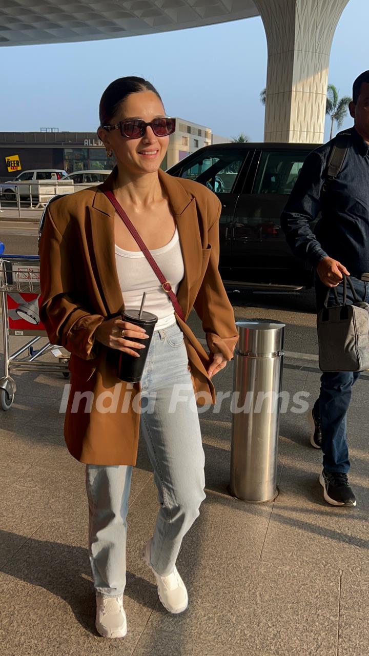 Alia Bhatt snapped at the airport 