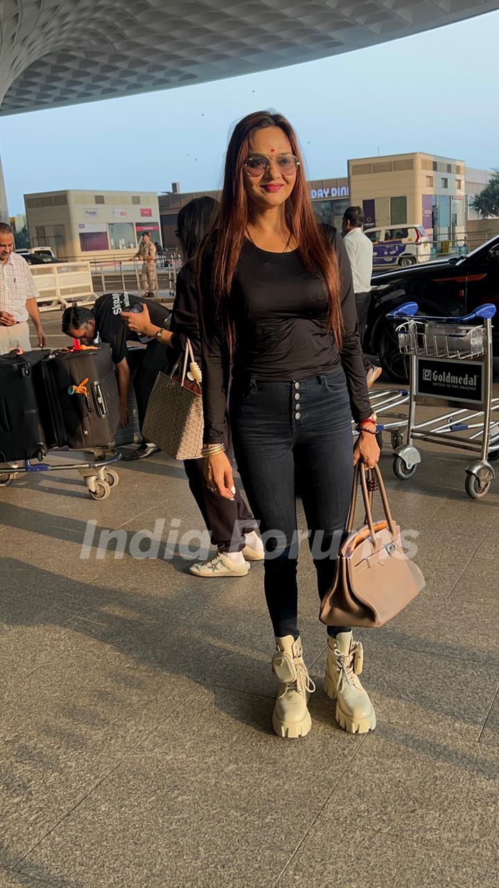 Madhoo snapped at the airport 