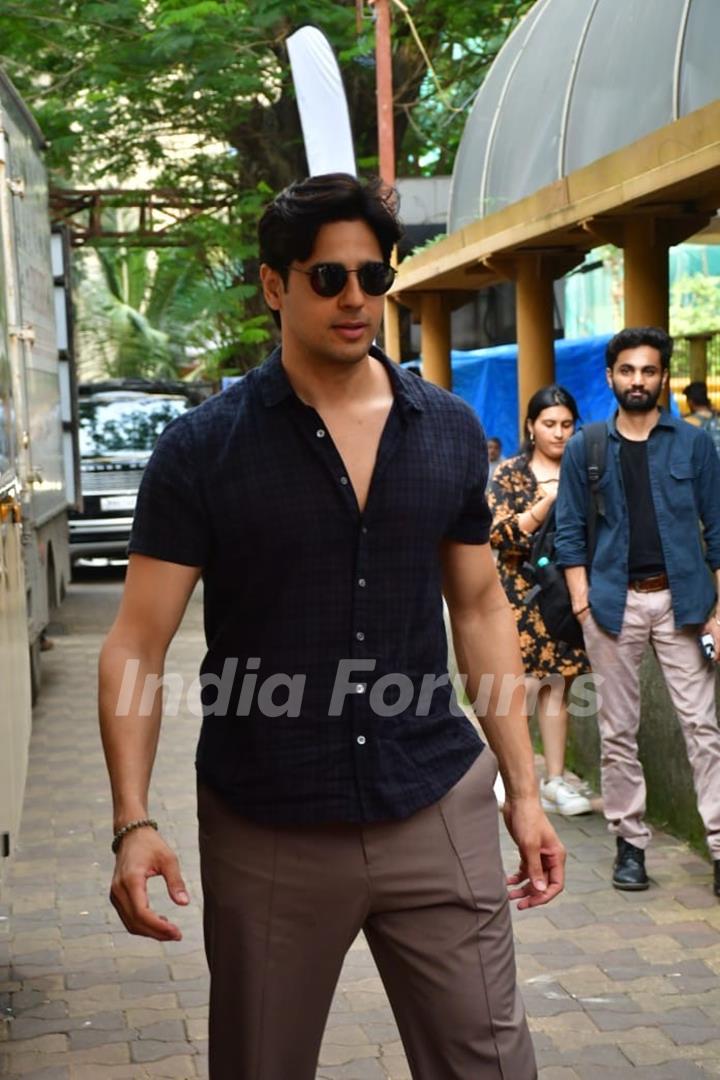 Sidharth Malhotra snapped in the city 