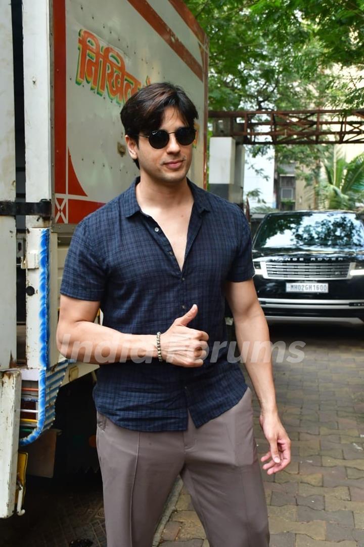 Sidharth Malhotra snapped in the city 