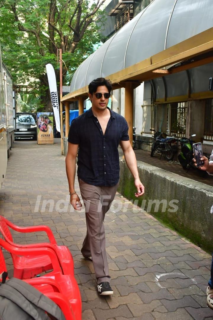 Sidharth Malhotra snapped in the city 