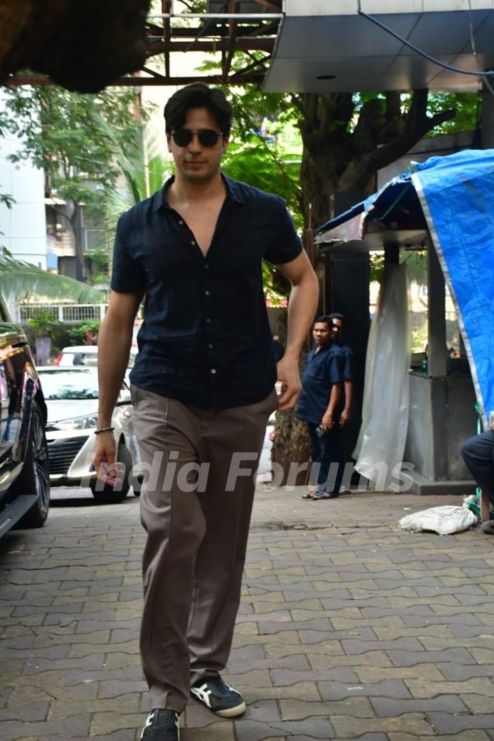 Sidharth Malhotra snapped in the city 