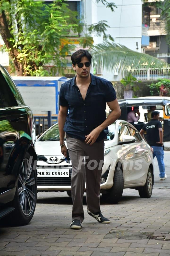 Sidharth Malhotra snapped in the city 