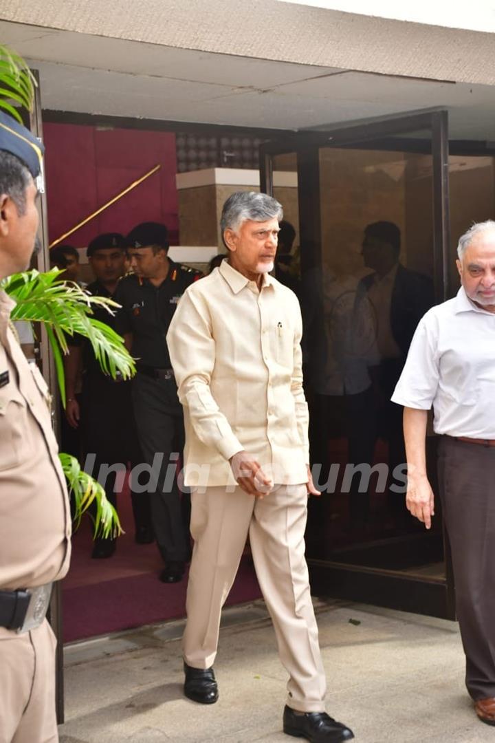 Celebrities snapped at Ratan Tata's Funeral