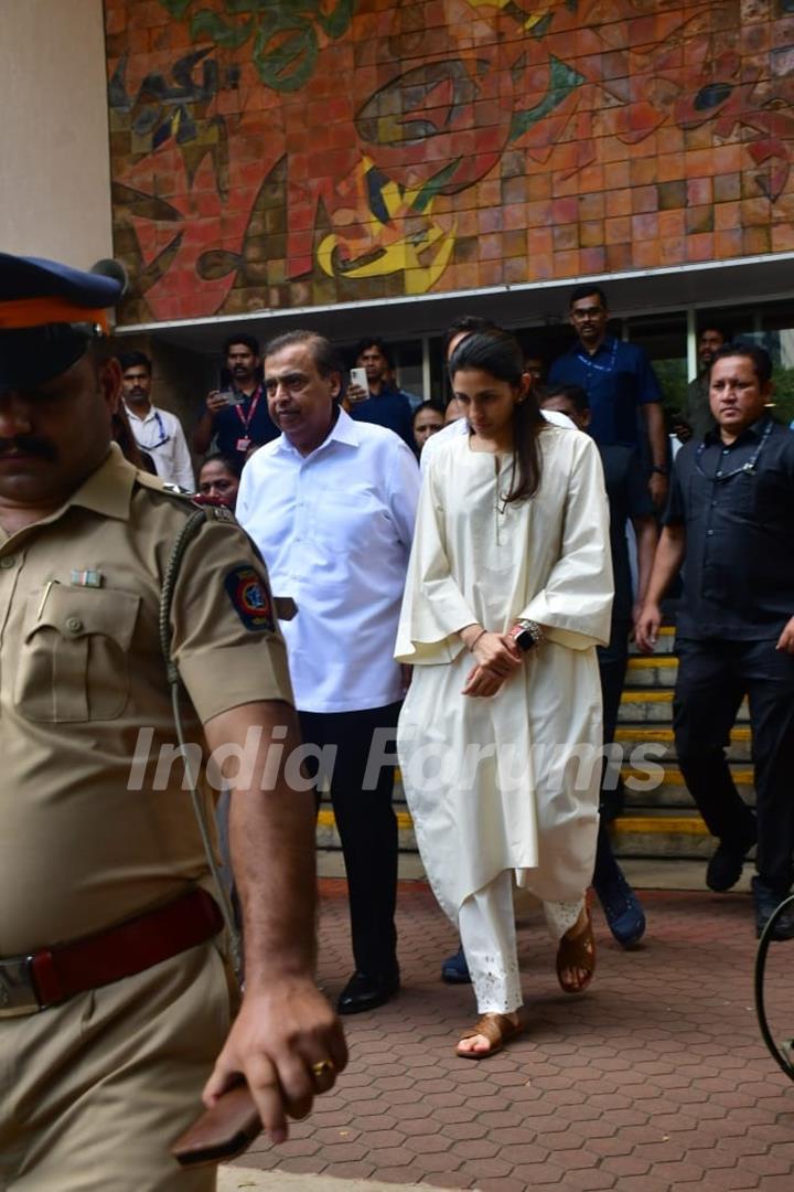 Mukesh Ambani and Shloka Mehta snapped at Ratan Tata's Funeral