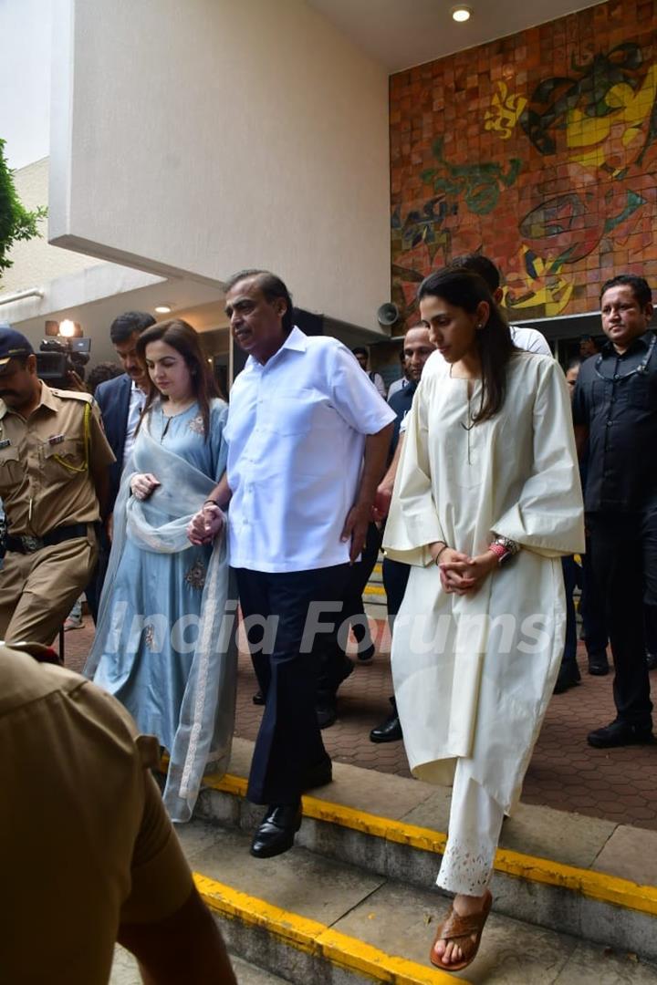 Mukesh Ambani, Neeta Ambani and Shloka Mehta snapped at Ratan Tata's Funeral