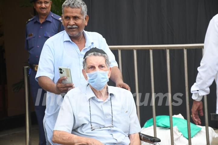 Celebrities snapped at Ratan Tata's Funeral