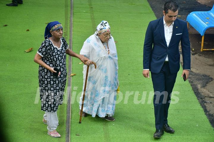 Celebrities snapped at Ratan Tata's Funeral