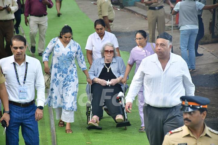 Celebrities snapped at Ratan Tata's Funeral