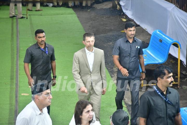 Celebrities snapped at Ratan Tata's Funeral