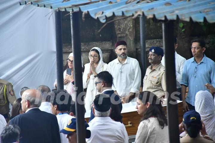 Celebrities snapped at Ratan Tata's Funeral