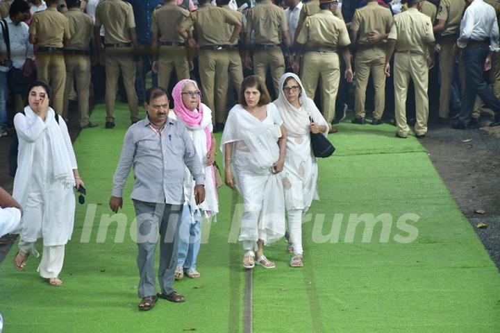 Celebrities snapped at Ratan Tata's Funeral