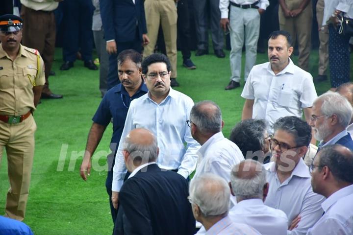 Celebrities snapped at Ratan Tata's Funeral