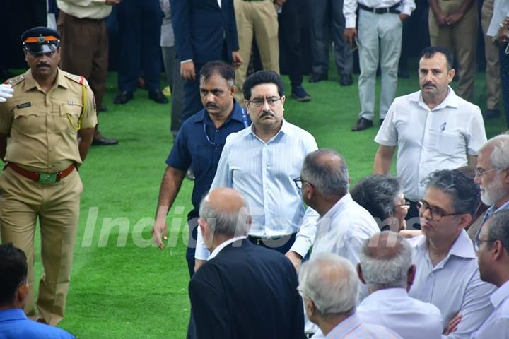 Celebrities snapped at Ratan Tata's Funeral