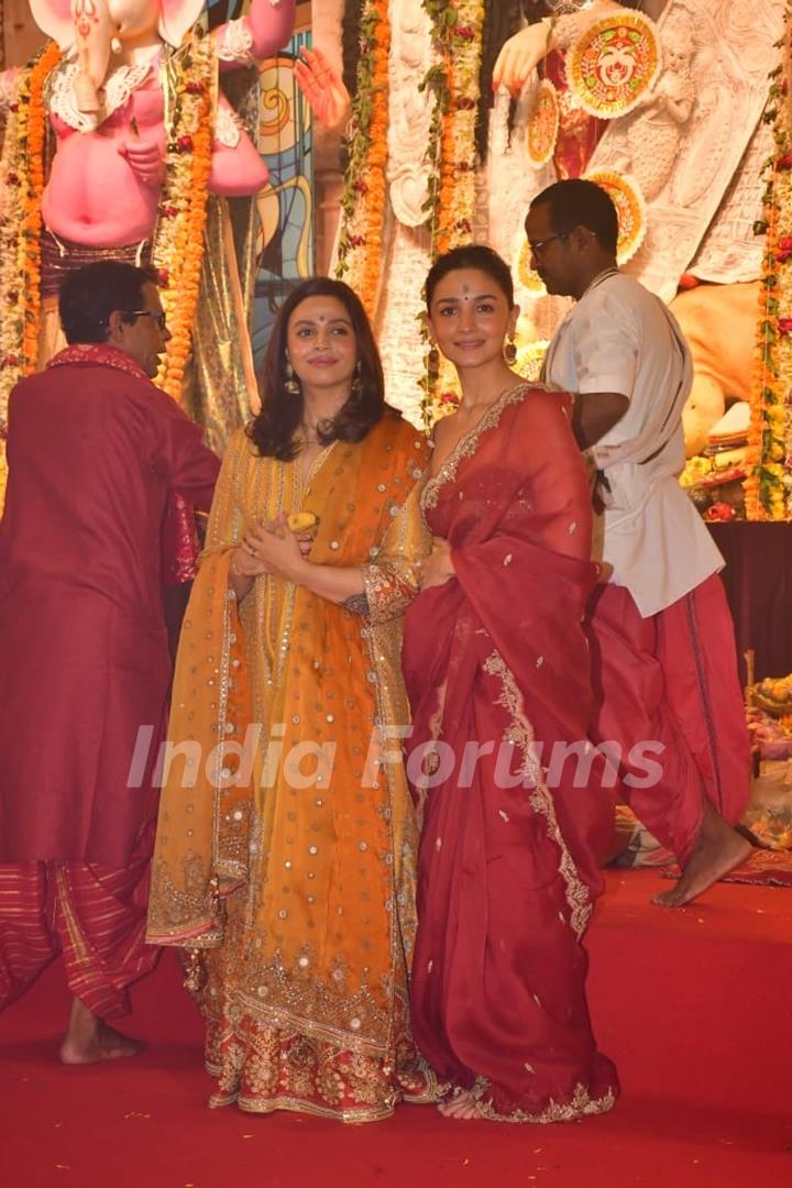 Alia Bhatt and Shaheen Bhatt snapped at Durga Puja Pandal