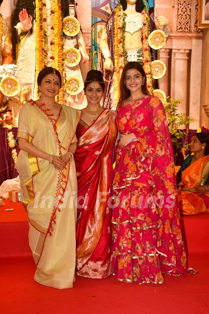 Bhagyashree Patwardhan and Tanishaa Mukerji snapped at Durga Puja Pandal