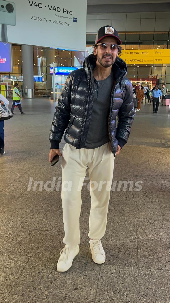 Dino Morea snapped at the airport