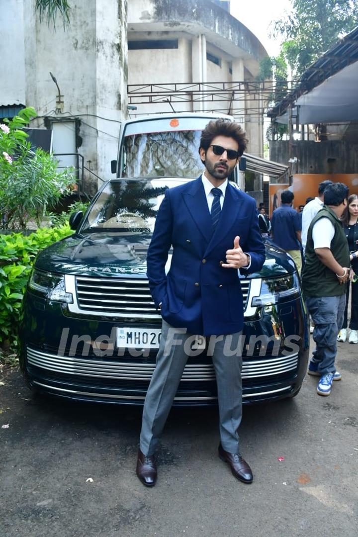 Kartik Aaryan snapped promoting their upcoming film 'Bhool Bhulaiyaa 3' on the sets of KBC 16