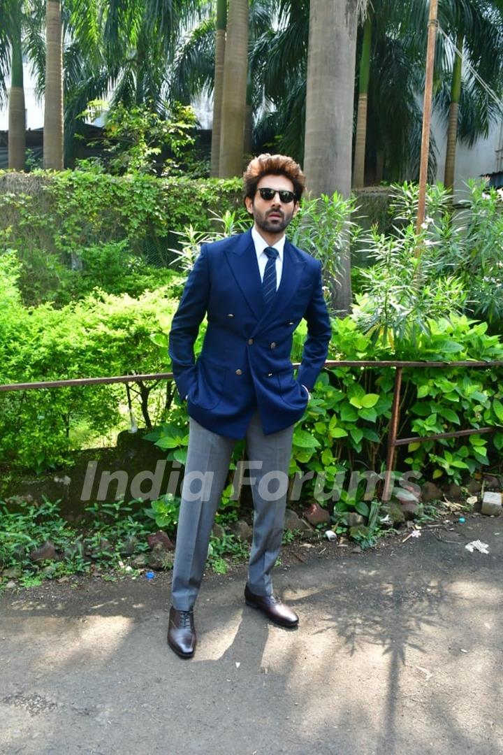 Kartik Aaryan snapped promoting their upcoming film 'Bhool Bhulaiyaa 3' on the sets of KBC 16