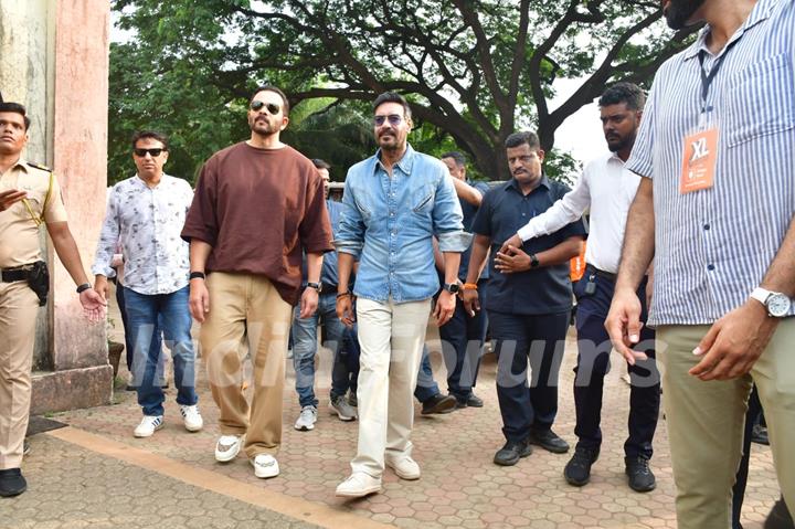 Ajay Devgn and Rohit Shetty attempt the Guinness World Record for the largest Vada Pav delivery at Airport High School & Junior College