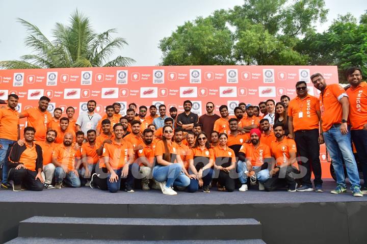 Ajay Devgn and Rohit Shetty attempt the Guinness World Record for the largest Vada Pav delivery at Airport High School & Junior College