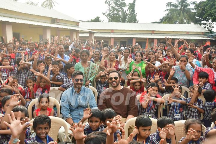 Ajay Devgn and Rohit Shetty attempt the Guinness World Record for the largest Vada Pav delivery at Airport High School & Junior College