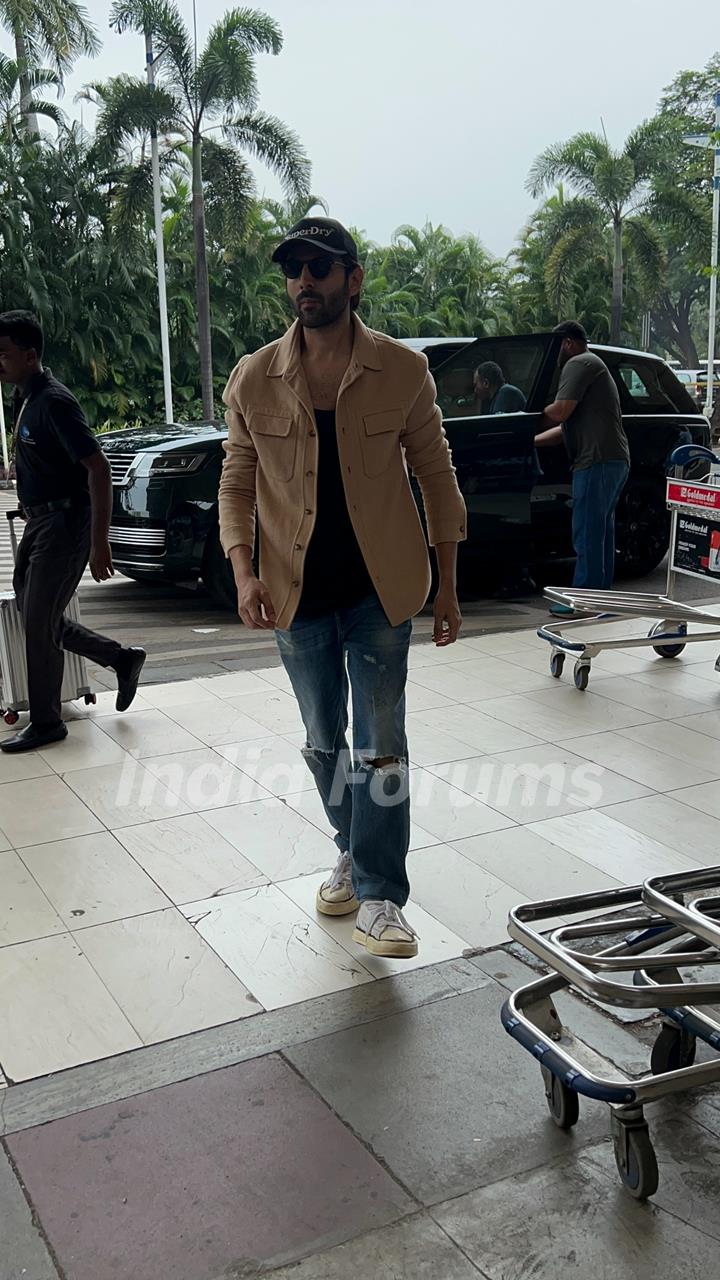 Kartik Aaryan snapped at the airport