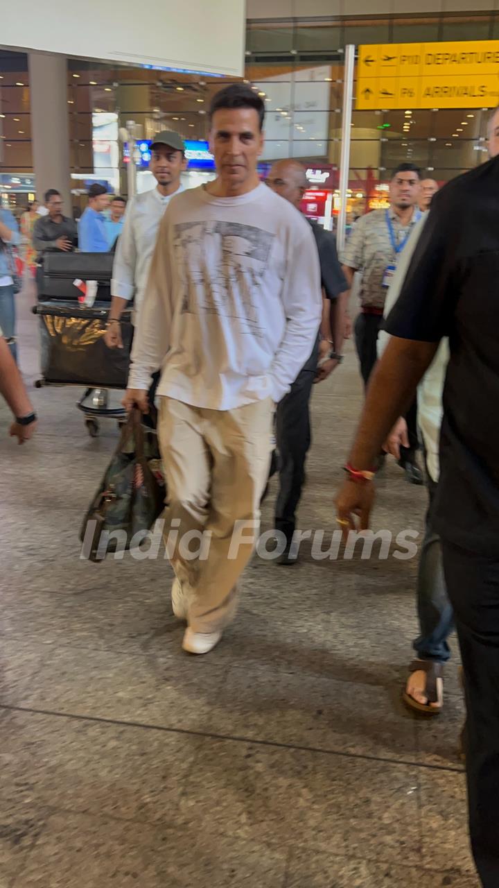 Akshay Kumar snapped at the airport 