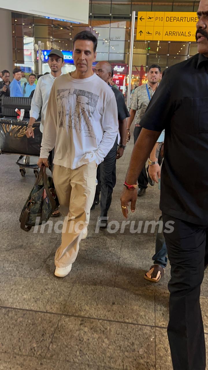 Akshay Kumar snapped at the airport 