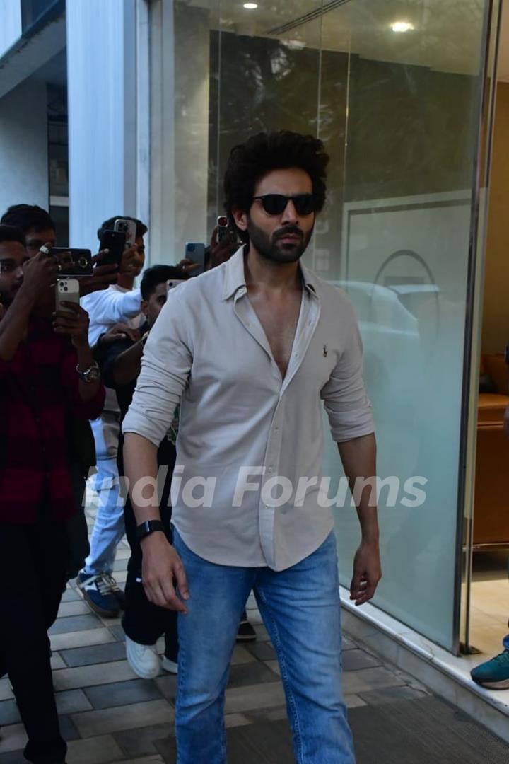 Kartik Aaryan snapped promoting their upcoming film ' Bhool Bhulaiyaa 3' 