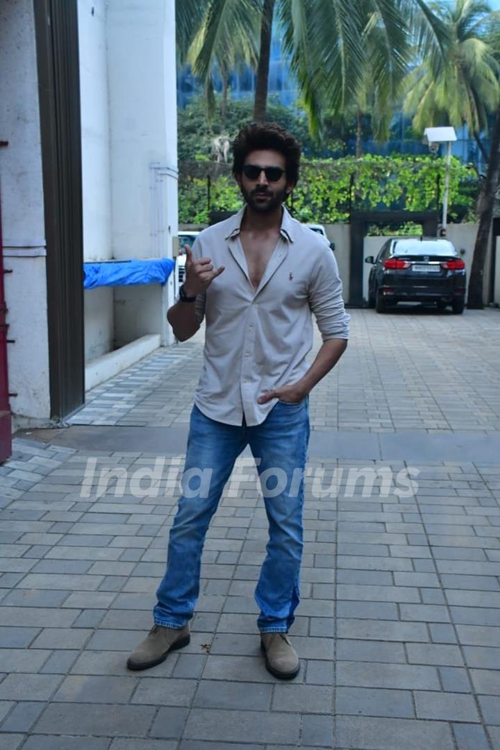 Kartik Aaryan snapped promoting their upcoming film ' Bhool Bhulaiyaa 3' 