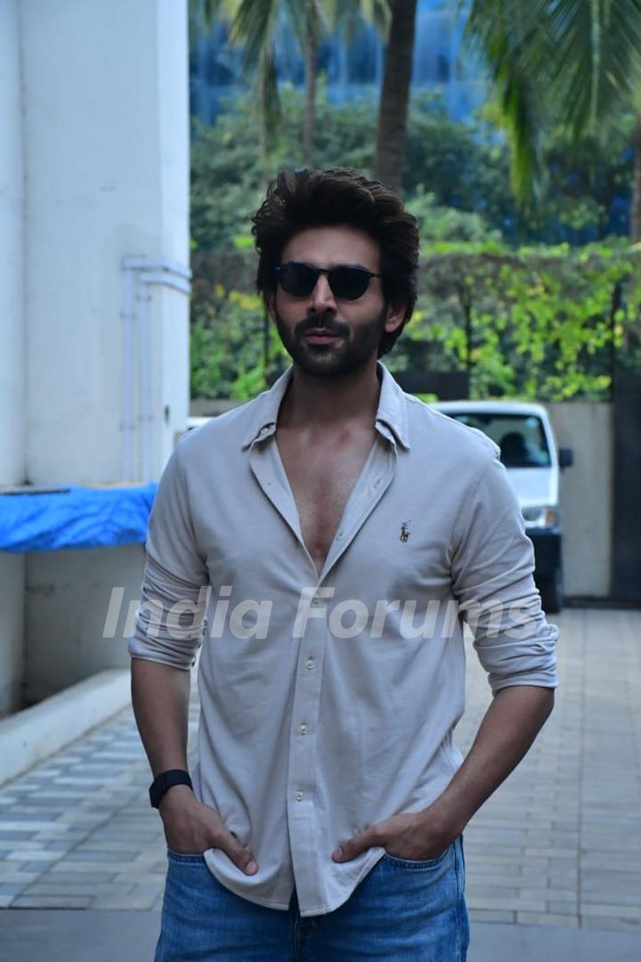 Kartik Aaryan snapped promoting their upcoming film ' Bhool Bhulaiyaa 3' 