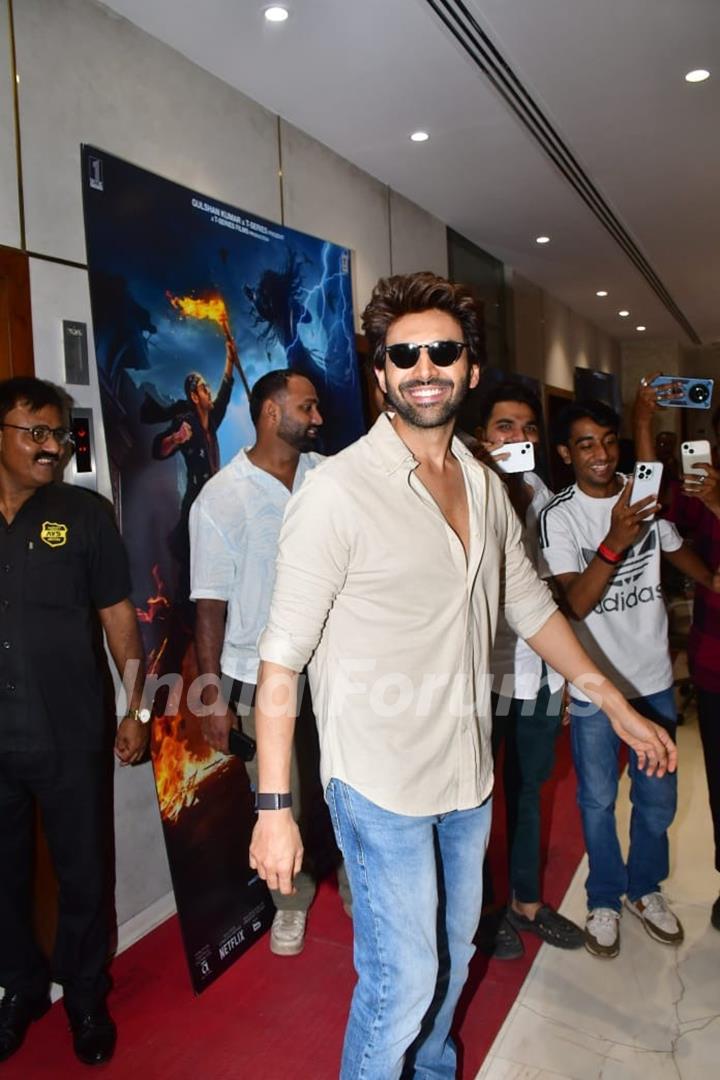 Kartik Aaryan snapped promoting their upcoming film ' Bhool Bhulaiyaa 3' 