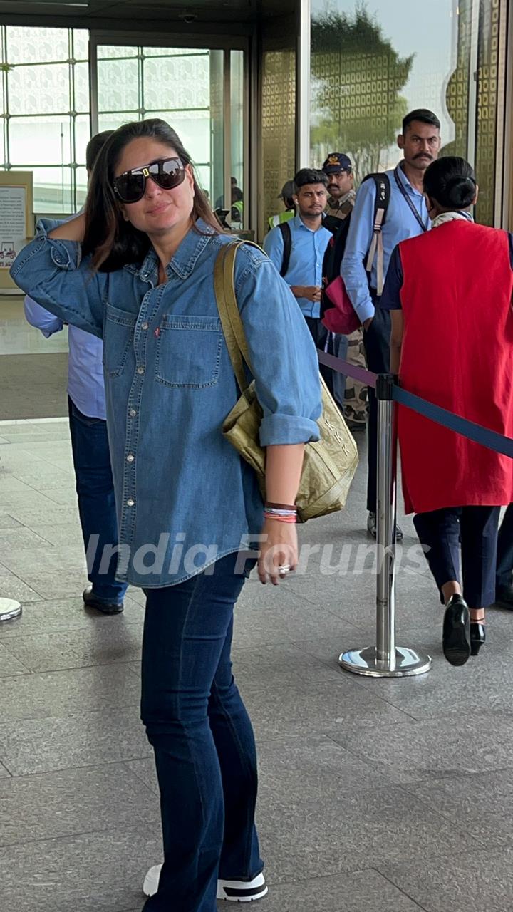 Kareena Kapoor snapped at the airport