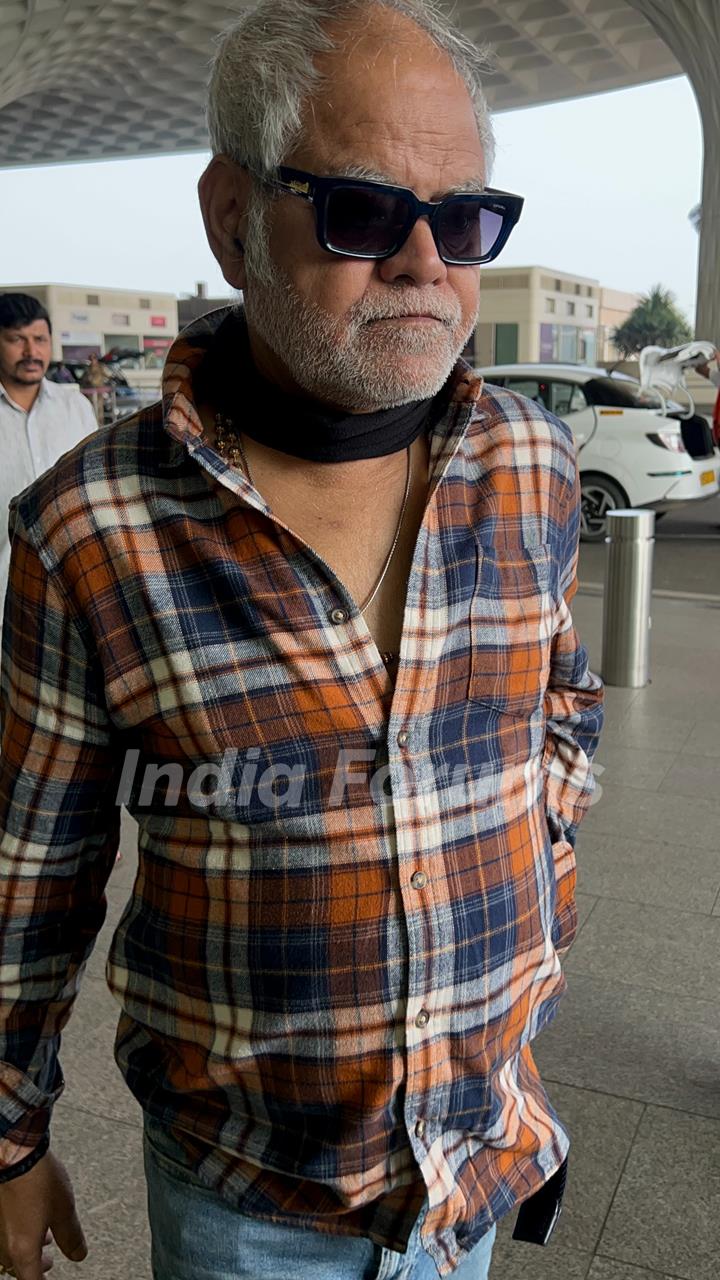 Sanjay Mishra snapped at the airport