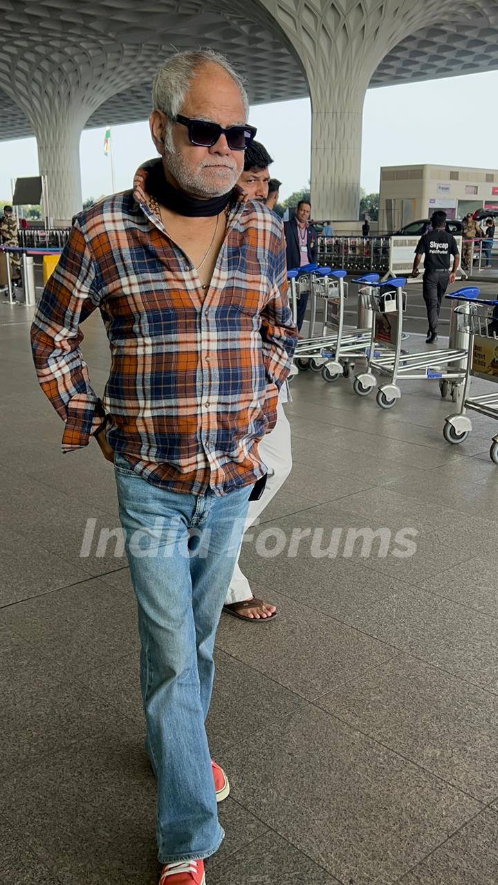 Sanjay Mishra snapped at the airport