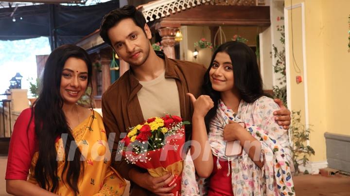 Rupali Ganguly, Shivam Khajuria and Alisha Parveen celebrates Shivam Khajuria's birthday on the set