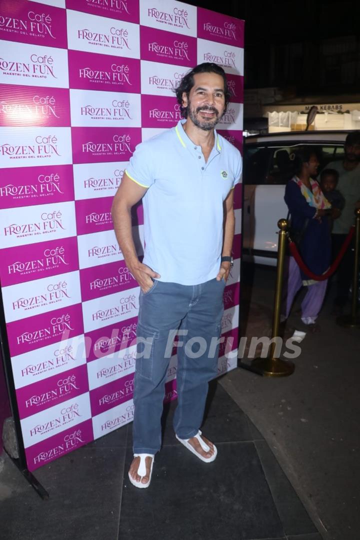 Dino Morea snapped at Frozen Fun Cafe