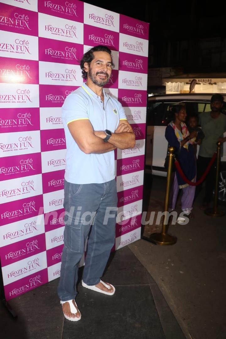 Dino Morea snapped at Frozen Fun Cafe