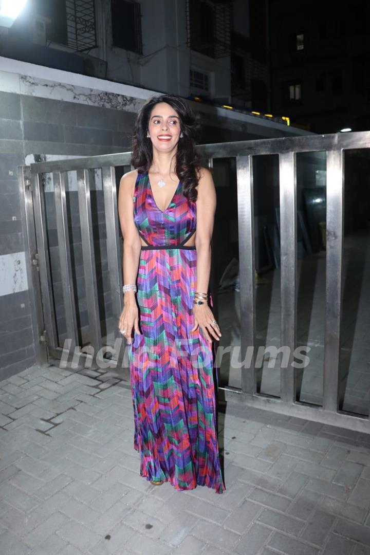 Mallika Sherawat celebrates her birthday with paparazzis