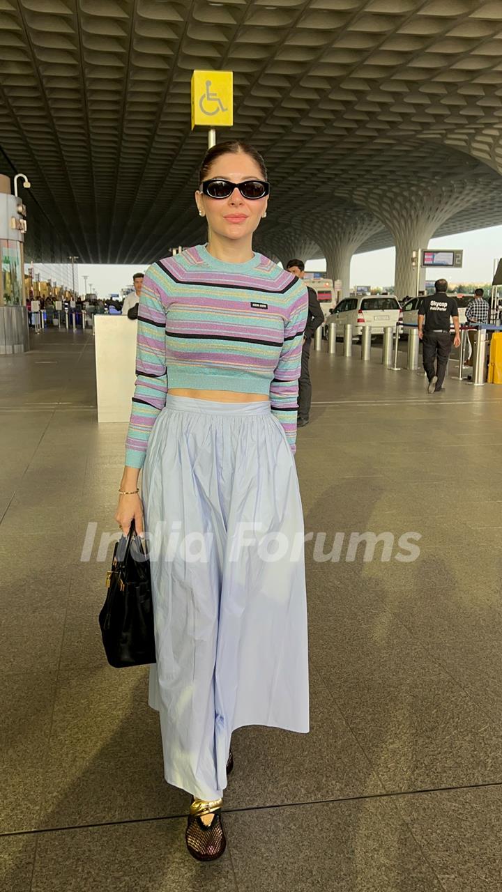 Kanika Kapoor snapped at the airport