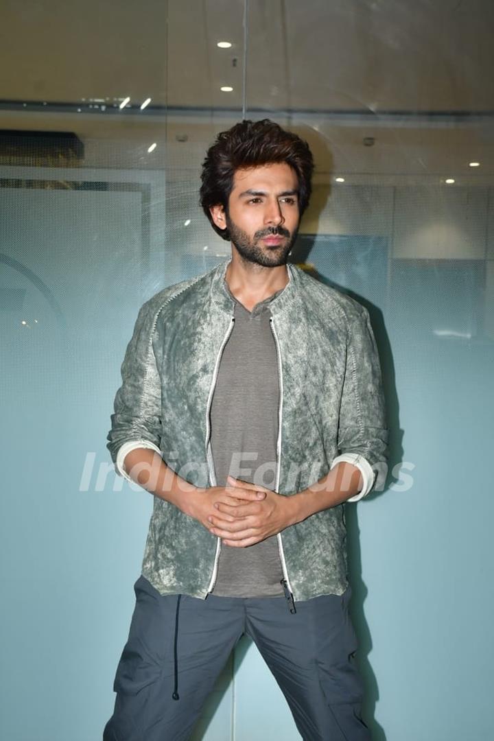 Kartik Aaryan snapped promoting their upcoming film ' Bhool Bhulaiyaa 3'