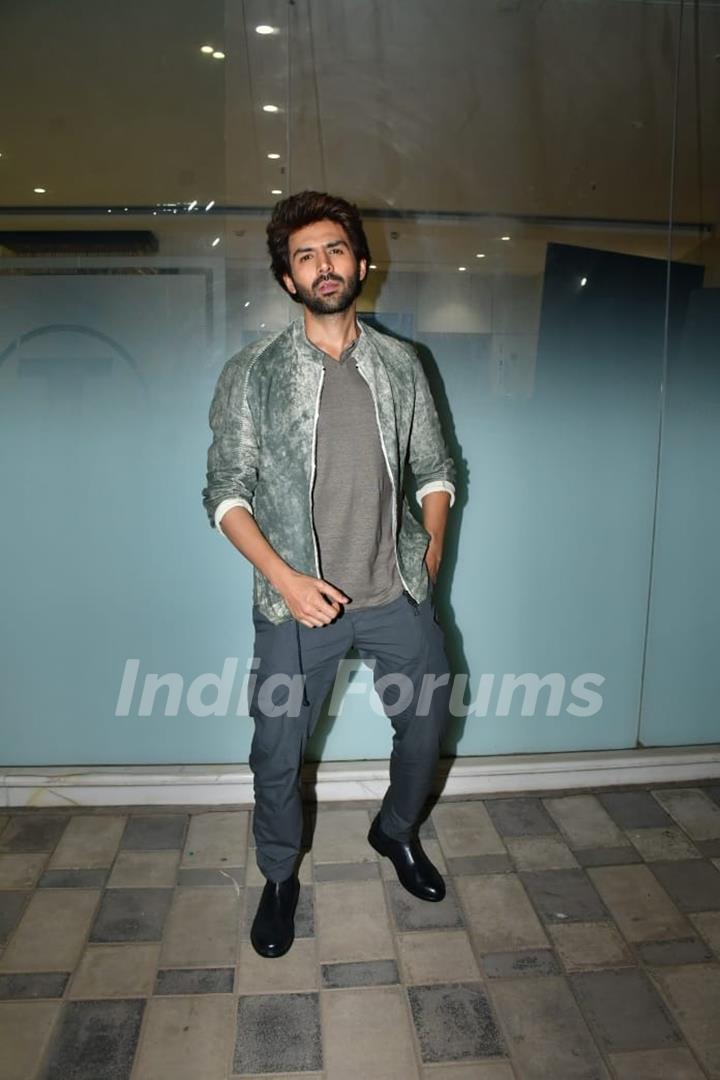 Kartik Aaryan snapped promoting their upcoming film ' Bhool Bhulaiyaa 3'