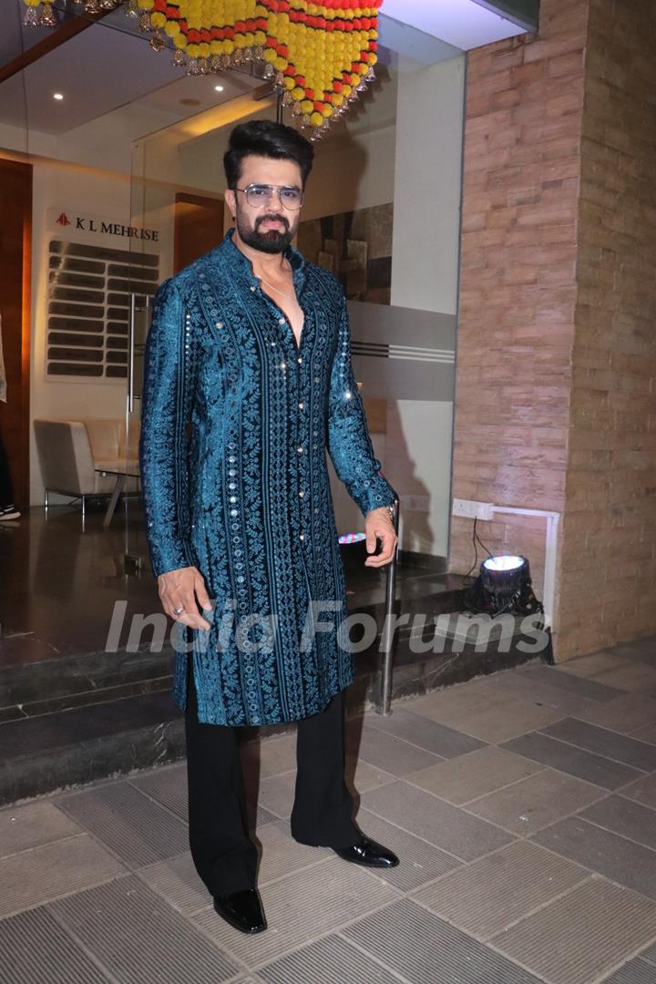 Maniesh Paul snapped attending Pragya Kapoor’s Diwali bash