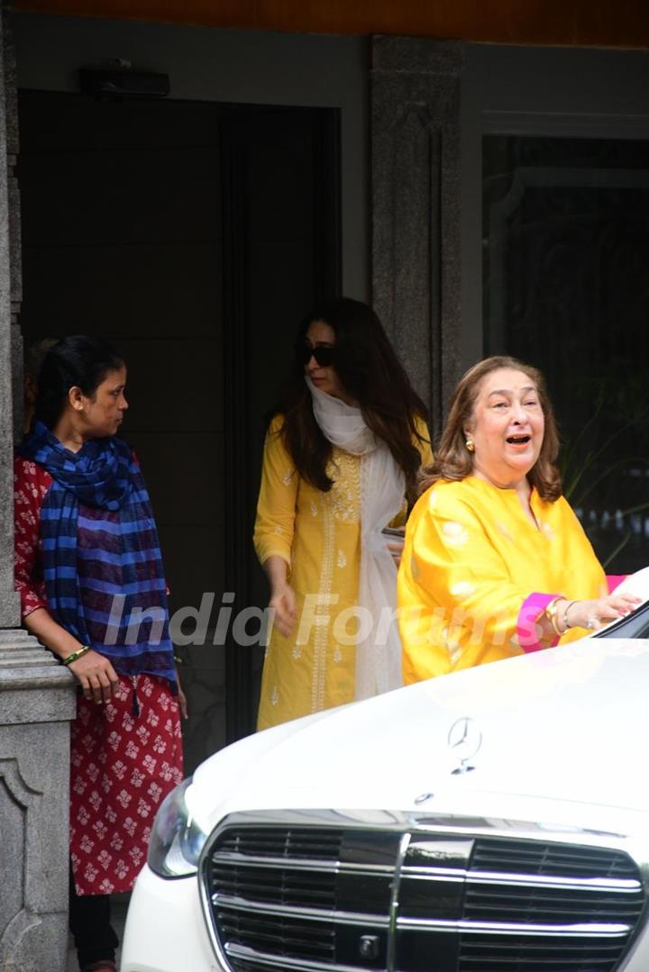 Karisma Kapoor snapped at Randhir Kapoor house 