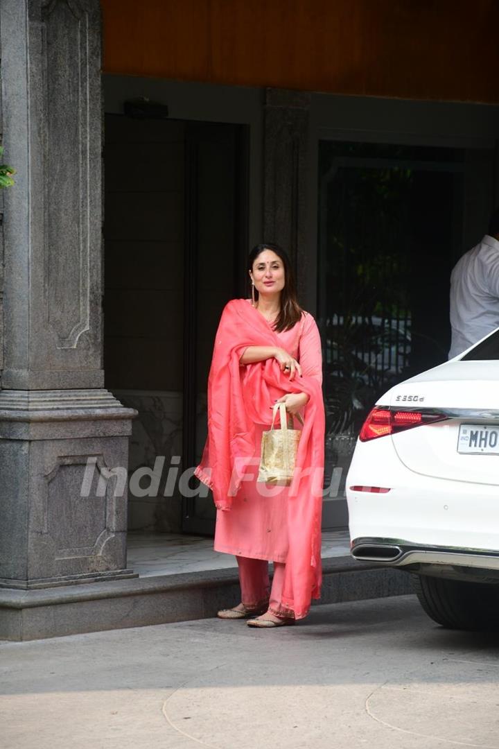 Kareena Kapoor snapped at Randhir Kapoor house 